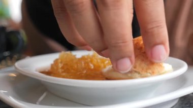 Tereyağlı krema ve bal masanın üstünde.