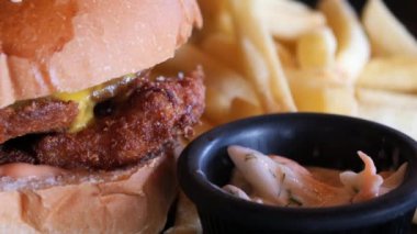 Tahtada salata ve domatesli çizburger .