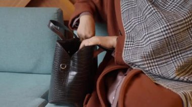 Kadınlar çantasında bir şey arıyor. ,