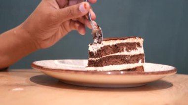 Masadaki tabakta çikolatalı ve kremalı pasta. .