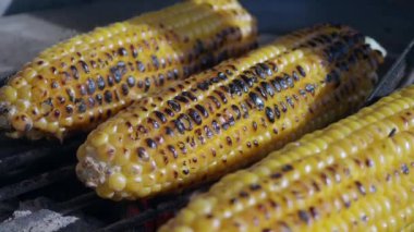 İstanbul 'da bir markette satılık ızgara mısır. .