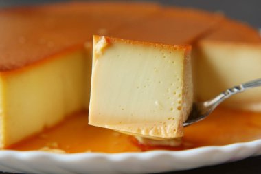  Masadaki tabakta karamel kremalı puding. ,