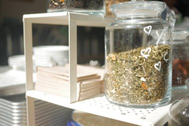 Mutfak raflarında hem yemek pişirmeye hem de dekorasyona elverişli otlar ve baharatlar.