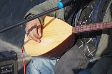  Erkekler geleneksel müzik enstrümanı Türkçe saz çalıyor .