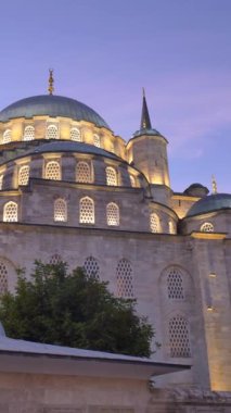 Yeni cami ya da gece emunonu 'da fener ışığı olan Yeni Cami 