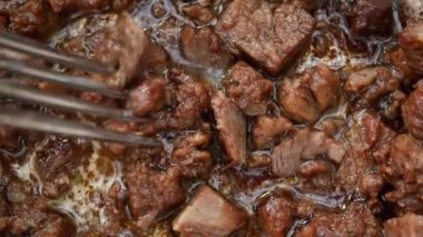 İçinde çatal olan bir et kalıbını kapatın, Gosht 'la yapılmış lezzetli bir yemek veya ana malzeme olarak yapılmış, pişirmeye hazır et sergiliyorsunuz.