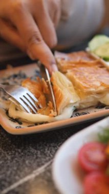 Geleneksel Türk Mutfağı Pastaları tabakta borek ,