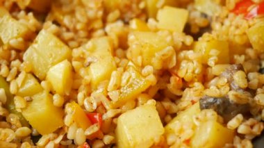 bulgur pilavı ve domates tabağı.