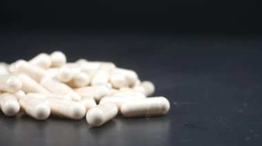 Siyah zemin üzerinde bitkisel ilaç kapsülünün kapatılması ,