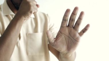 Hasta adamın grip alerjisi var. Hapşırıyor ve burnunu siliyor.