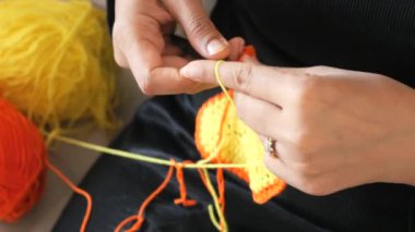 El örgüsünü kanca, yün ipliği, yaratıcı zanaat ile kapatın..
