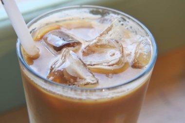 Buzları bir bardak kahveye doldur.