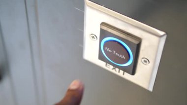 Elektrikli mavi yazı tipiyle bir parke kapının çıkış düğmesini kapat.