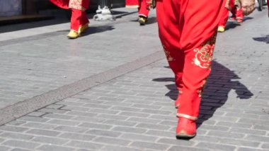 Kültür festivalindeki geçit töreninde kırmızı kıyafetler ve parlak ayakkabılar giyen katılımcılar yer aldı.