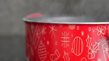 Kırmızı yemek tepsisi Noel ve kış tatili temalı beyaz çizimlerle süslenmiş..