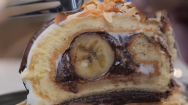 Serviste bir dilim kek, çay takımının yanında..