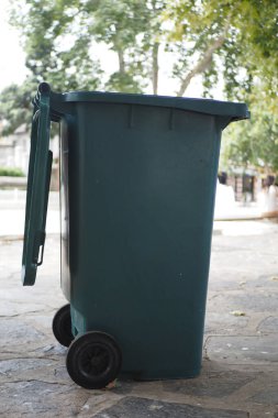  Kırsal kesimde tekerlekli metal yeşil çöp .