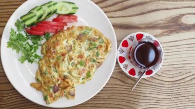 Sade yumurta omleti ve tabakta salata. ,