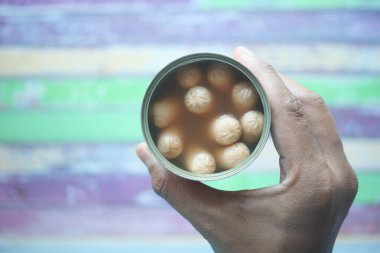 Teneke kutuda sosisin üst görünümü .