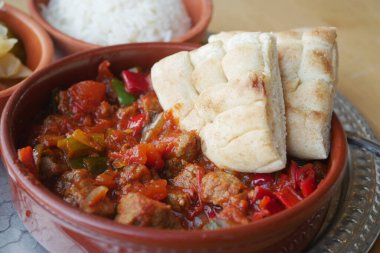 Sebze ve etle nefis güveç, pirinç ve ekmekle servis edilir, zengin lezzetleriyle bilinir.
