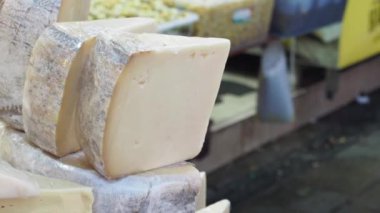 dükkan penceresinde bir sürü peynir türü.