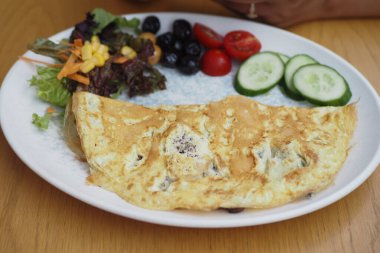 Sade yumurta omleti ve tabakta taze salata. ,