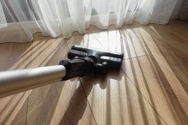 Elektrik süpürgesiyle yer tozunu temizlemek