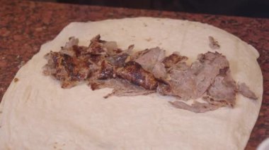 Inthe Caddesi 'nde tavuk dürümü hazırlıyorum. .