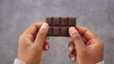 Kara çikolatayı ağır çekimde kırmak ,