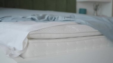 Genç kadınlar yatak odasında yatıyorlar.