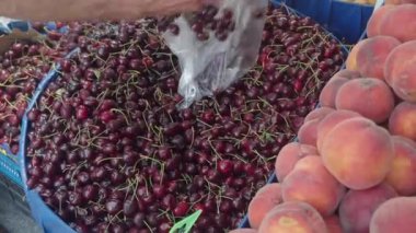 Süper markette taze kiraz satışı ,