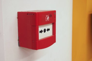 Kırmızı yangın alarm düğmesine duvar 