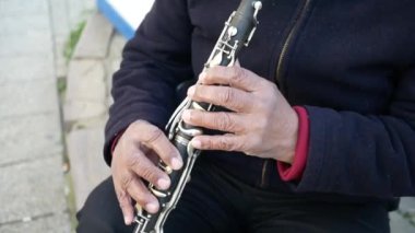 Caddede klarnet çalan müzisyen ,