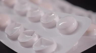 Masadaki su toplayıcı hapları kapat. .