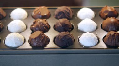 Dükkanda sergilenen siyah çikolata şekeri ,