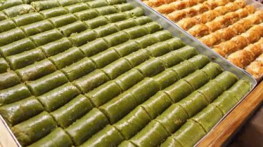 Dükkanda Türk tatlıları satılıyor. ,