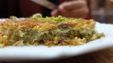 Türk tatlısı, kunafa, şam fıstıklı kadayif. .