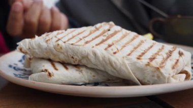 Tavuk Warp hızı ve patates cipsi. .