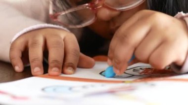 Kağıda resim çizen kız çocuğu .