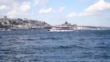 Türkiye İstanbul 18 Temmuz 2023. Boğaz 'da nakliye feribotu. Feribot yolcu taşır..