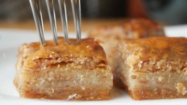 Masada el yapımı Türk tatlı baklavası ,