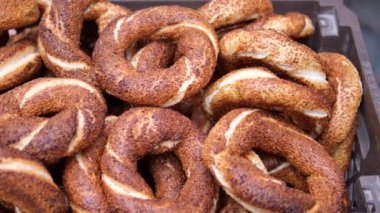 Türk Simit 'i minibüste satıyor ,