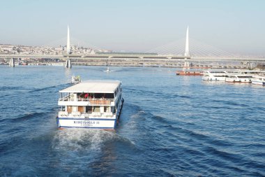 Türkiye İstanbul 18 Temmuz 2023. Boğaz 'da nakliye feribotu. Feribot yolcu taşır..