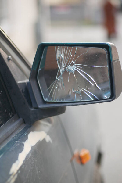 разбитое зеркало заднего вида.
