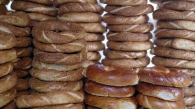 Türk Simit 'i minibüste satıyor ,