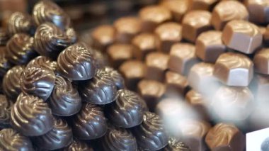 Dükkanda sergilenen siyah çikolata şekeri ,