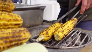İstanbul 'da bir markette satılık ızgara mısır. .