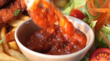 Baharatlı soslu çıtır karides, patates kızartması ve salata yemek meraklıları için mükemmel bir seçim.