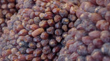  Yerel pazarda çok sayıda meyve satışı tarihi .