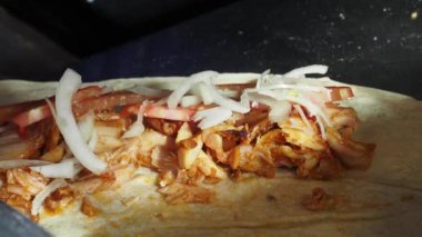 Inthe Caddesi 'nde tavuk dürümü hazırlıyorum. .